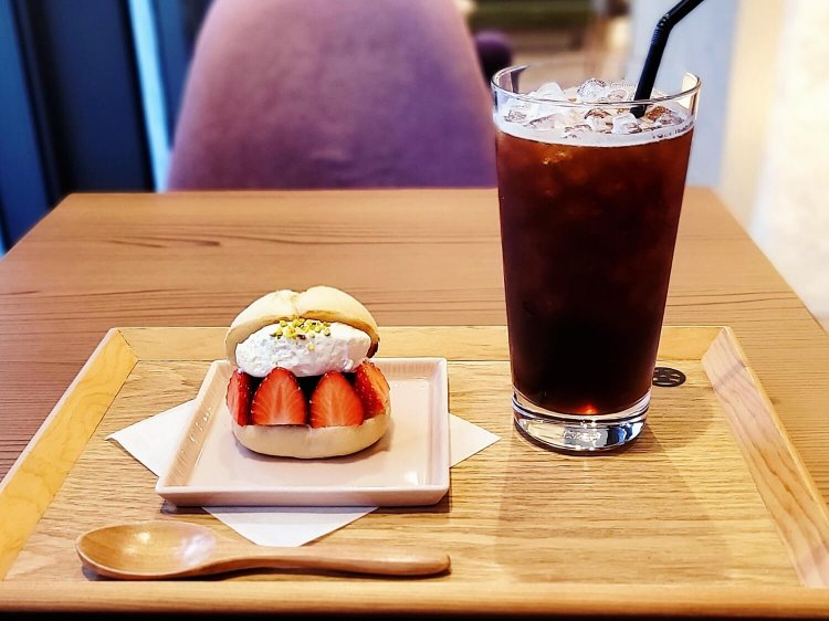 どらぱん（いちごとピスタチオ） 605円。　HANAREスペシャルブレンド珈琲（アイス）セット価格440円。