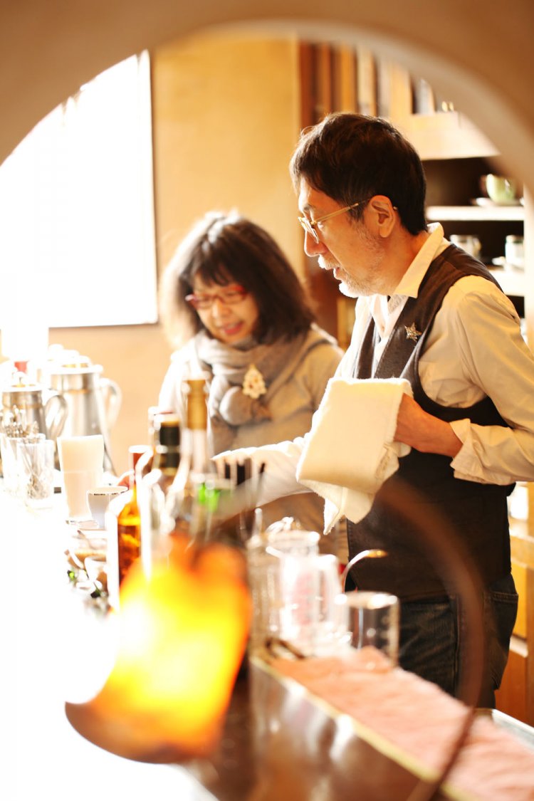 マスターの大塚孝一さんと、週末だけ手伝うフラワーデザイナーの妻みぎわさん。