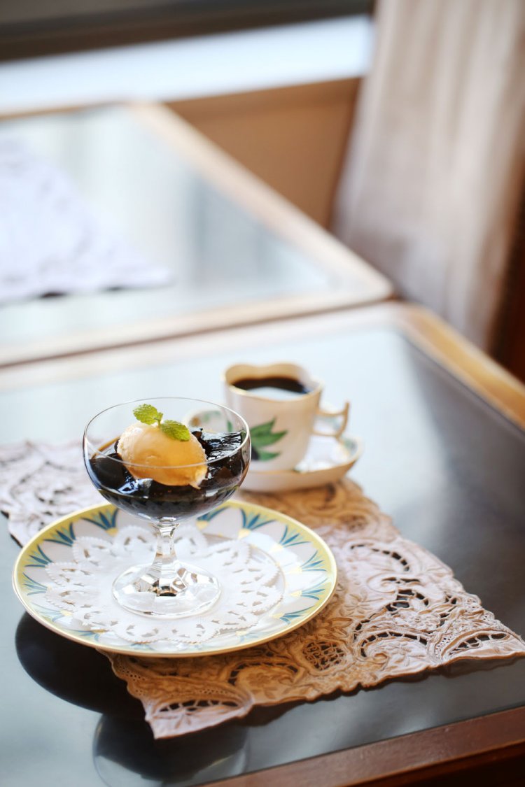 水出しコーヒーゼリー990円。奥は、ストロングコーヒー880円。