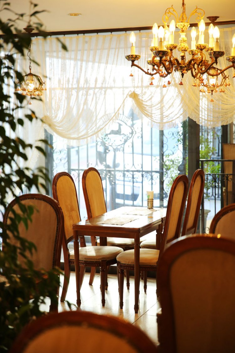 スペイン製のシャンデリアが印象的。壁には池波正太郎氏の絵も。