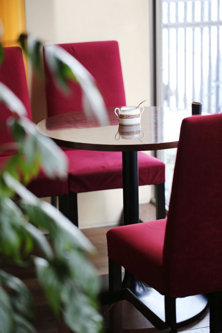 他人と視線がぶつかりにくく配置された席。