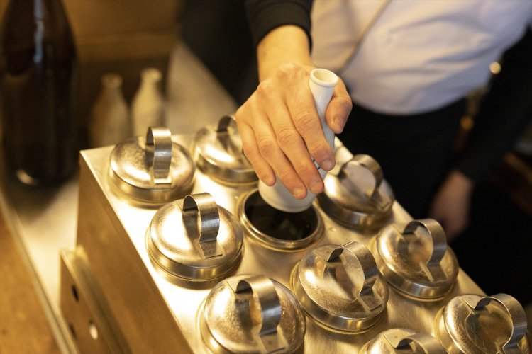 ぬる燗は「とっくりを腕の内側にあてて温度を確認する」と3代目。絶妙です。