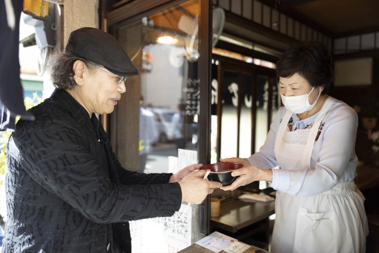 本枯鰹節（ほんがれかつおぶし）と煮干しの出汁が沁みたおでんは、こんにゃく70円からタコ350円まで21種類。「取り合いにならない仲良し家族向け（笑）」に全種類セット2710円も。