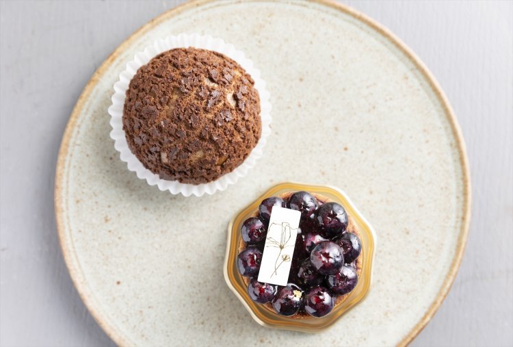 フレッシュブルーベリー、ガナッシュ、カスタードクリームが詰まったタルトミルティーユショコラ743円（右）。アマゾンカカオのシュークリーム500円。