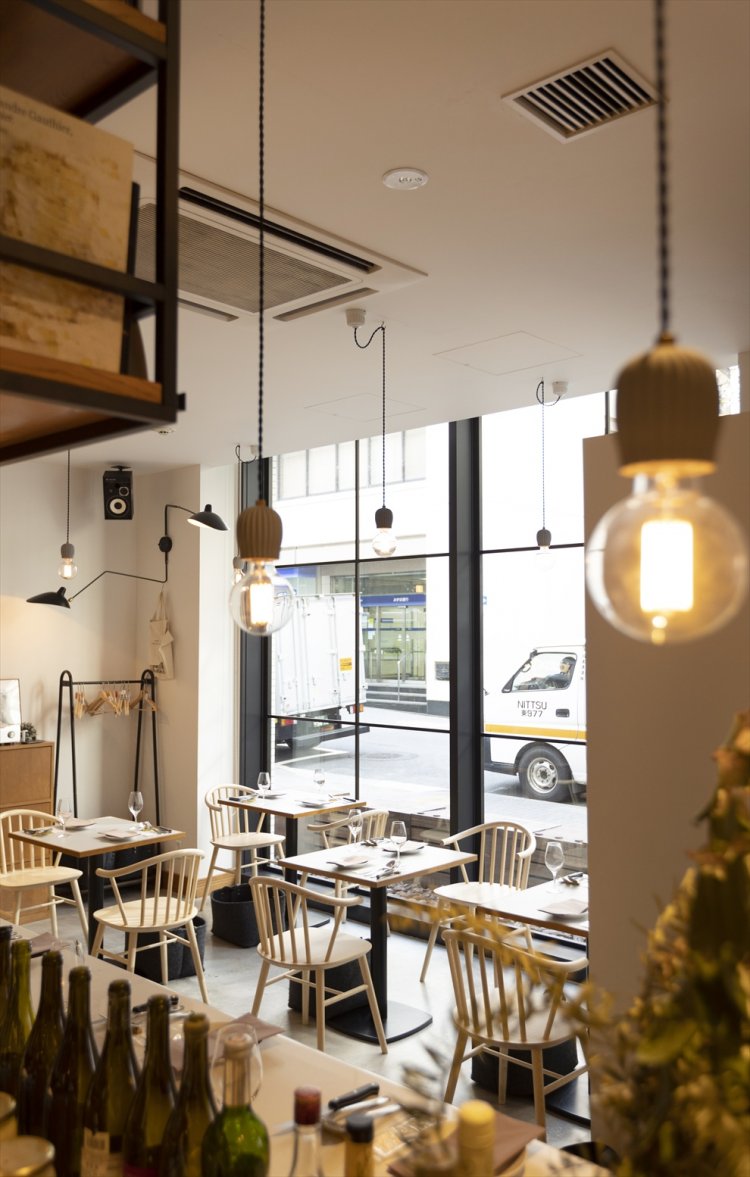 カウンターやテーブル席でカジュアルに。