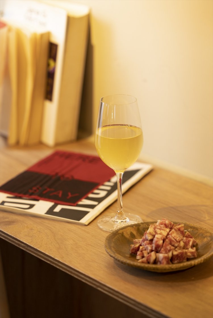 微発泡のシチリア産白ワイン、「Bazza」のサラミはともに1100円。横のZINEには店名の由来が。