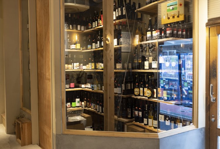 ラベルを眺められるガラス張りのワインセラー。