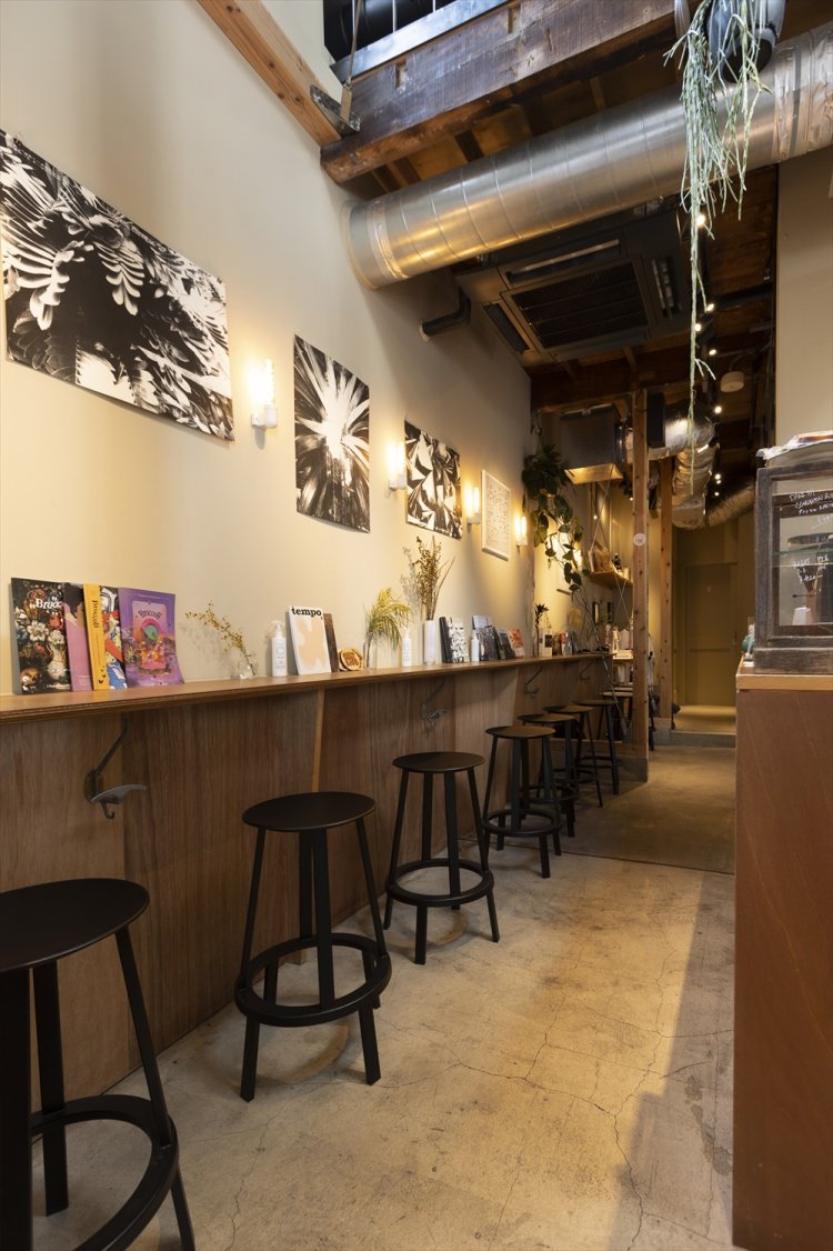 同居する『Human Nature』まで続くカウンター席。自由に往来できる。