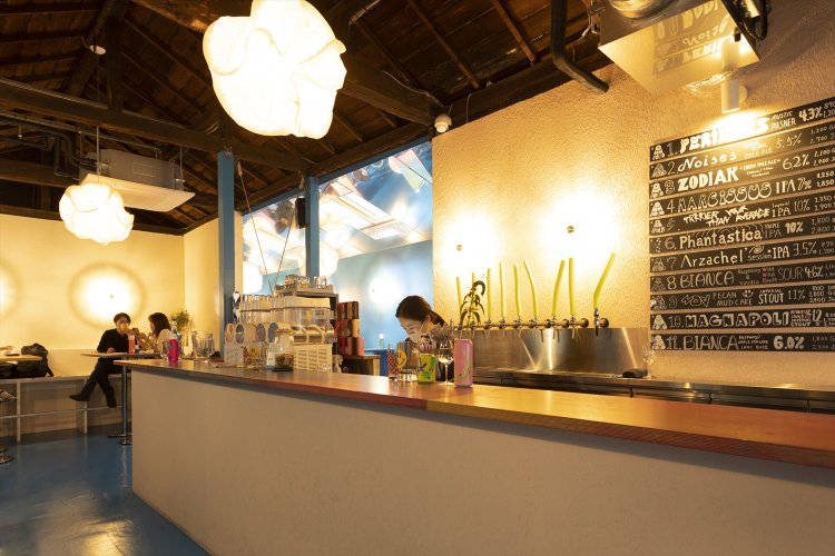 雲を表した照明など、楽しい店内。