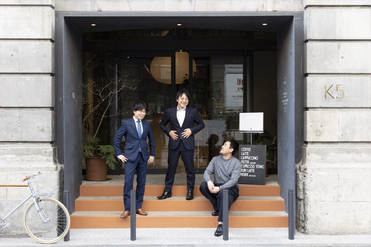 左から、平和不動産 ビルディング事業部 課長代理 山根拓馬さん、平和不動産 開発推進部 課長　伊勢谷俊光さん、K5 PR Director 大倉皓平さん。