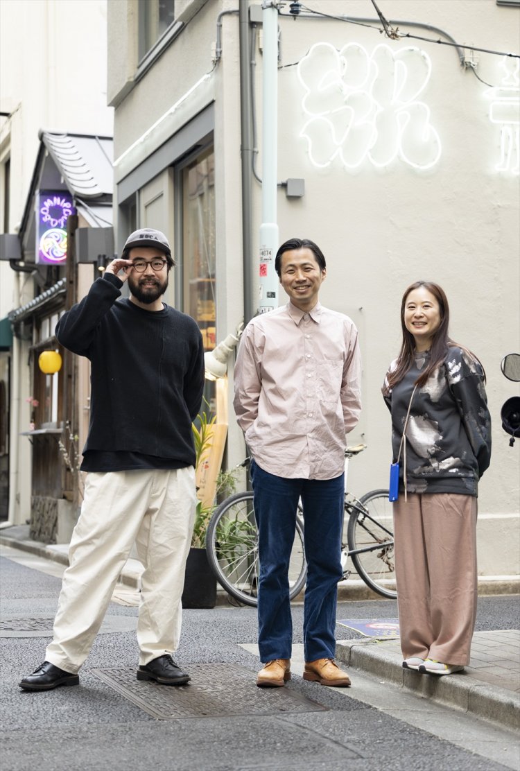 左から、『Human Nature』高橋心一さん、『SR』加藤渉さん、『Omnipollos Tokyo』ブランディングマネージャー 澤本佑子さん。路地に構える3店の前で撮影。