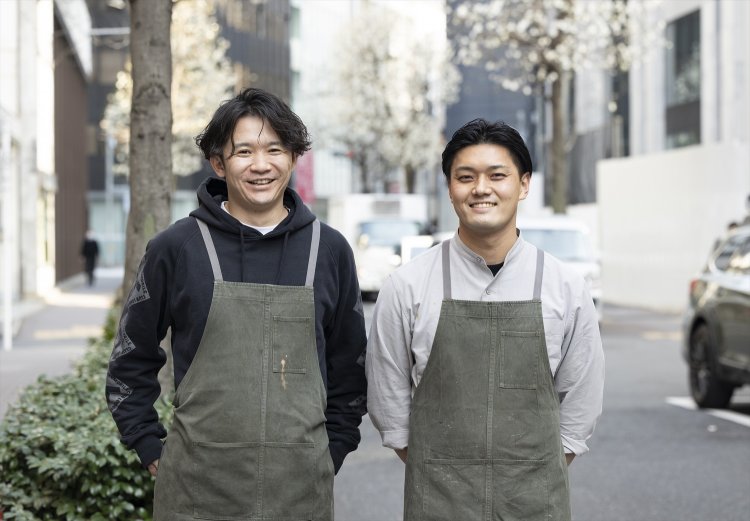 左から『Neki』西恭平さん、『ease』大山恵介さん。大山さんがデザインしたお揃いのエプロンで。