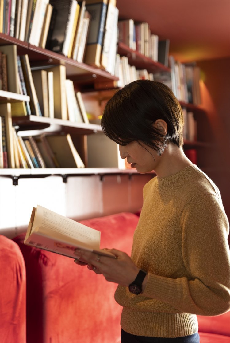 店名の由来は渋沢の雅号「青淵」。宿泊客は本を借りて部屋で読むこともできる。