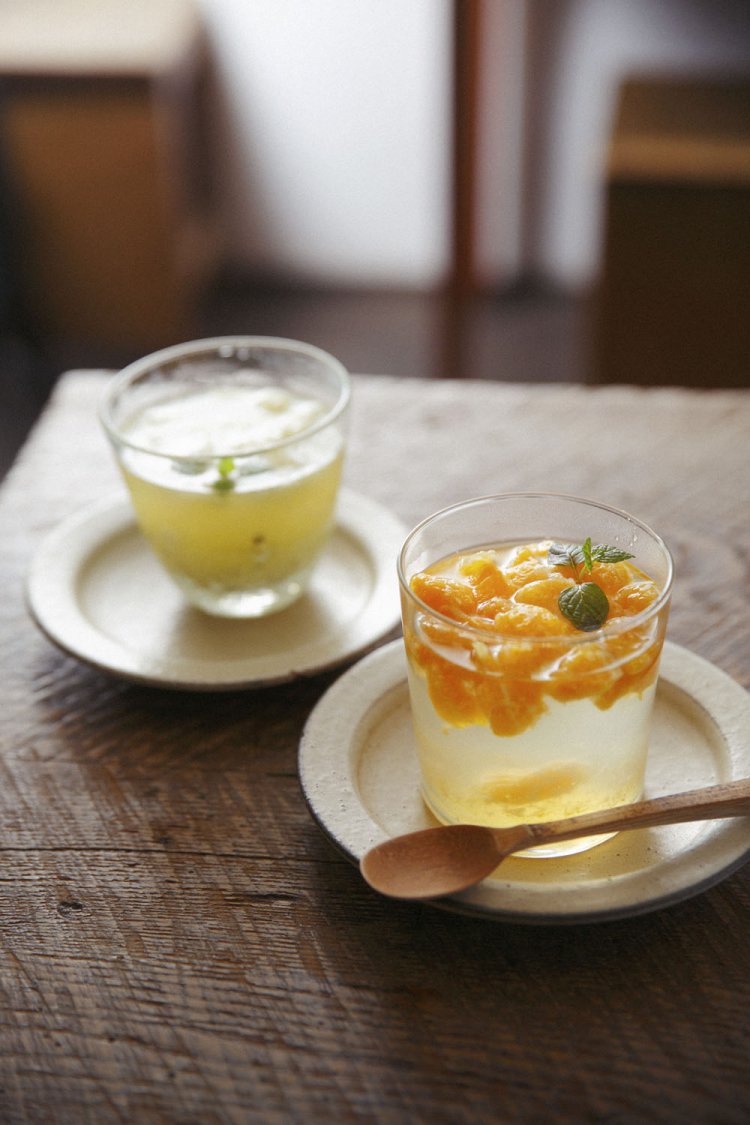 自家製のみかんシロップ、キウイと柚子のシロップをお湯割りで。共に715円。