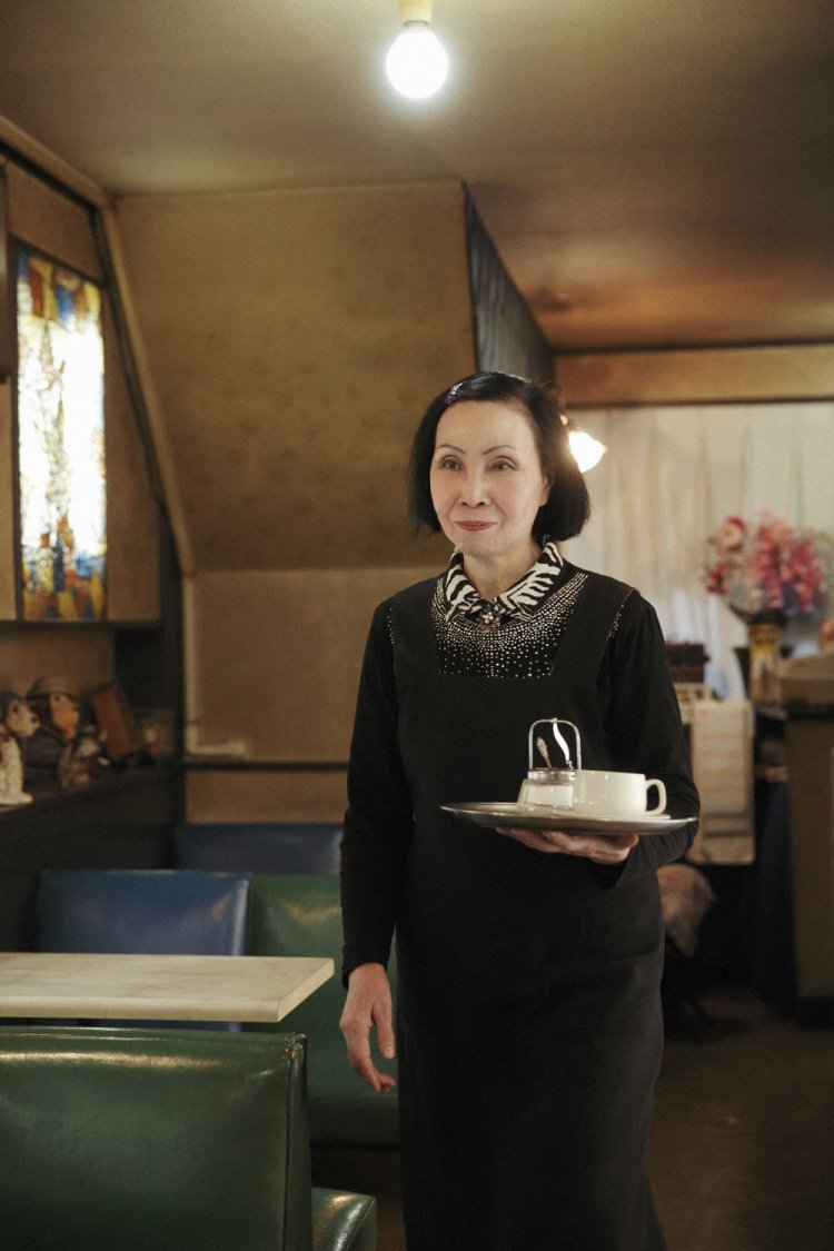 ご主人と仲良く店を切り盛りするママさんは元デパートガール。