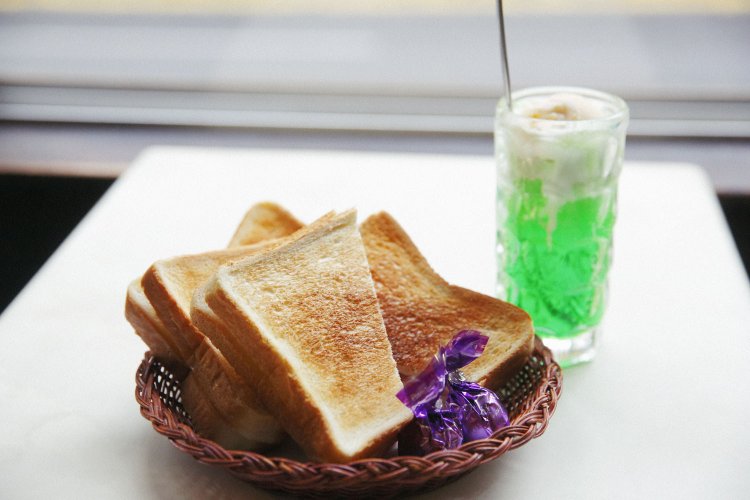 玉子焼きとハムを挟んだトーストサンド580円とクリームソーダ600円。