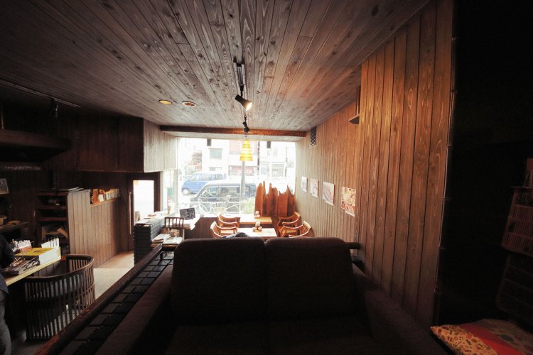 開店は2006年。国道6号線に面した入り口側も一面ガラス張り。