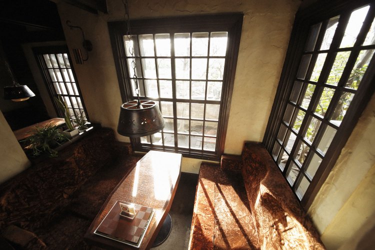 他の席と程よく離れ、おこもり感あるボックス席。ビロードのソファは背もたれがカーブしフィット感よし。