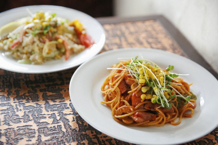 創業時からある具沢山のナポリタン1000円（サラダ付き）と、高級カニ缶をたっぷり使ったカニピラフ950円（スープ・サラダ付き）。