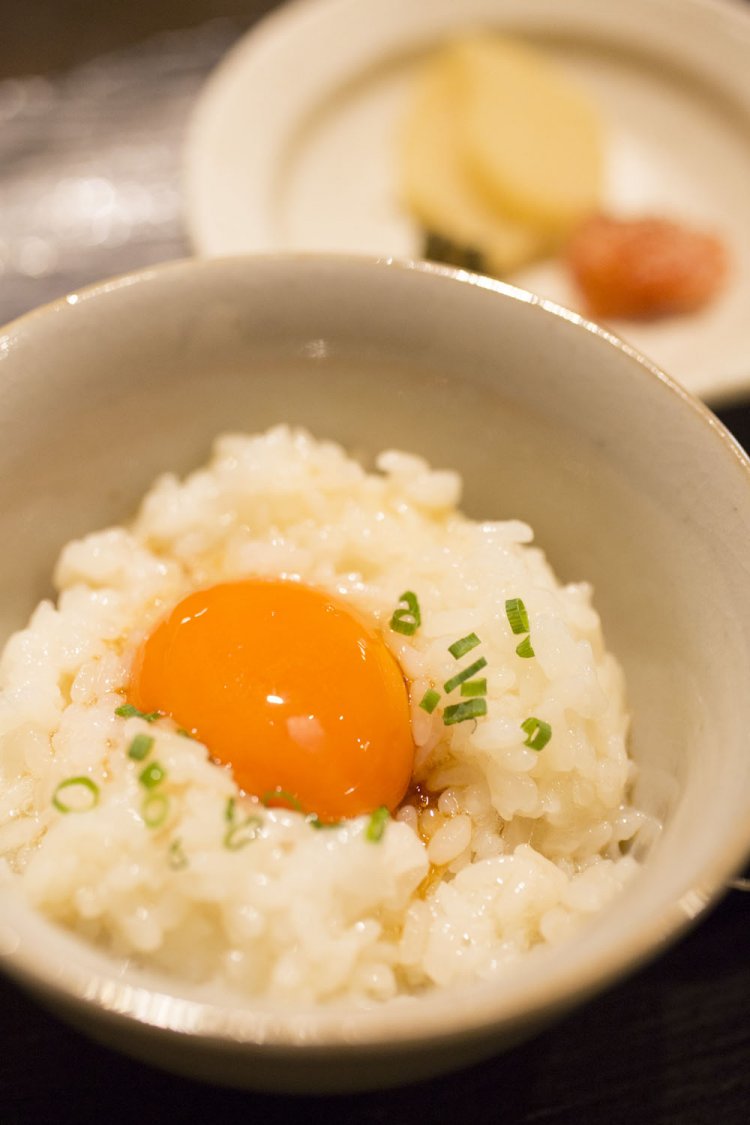 高級卵を使ったたまごかけごはん700円はメレンゲライスと黄味の濃厚な旨味にうっとり。