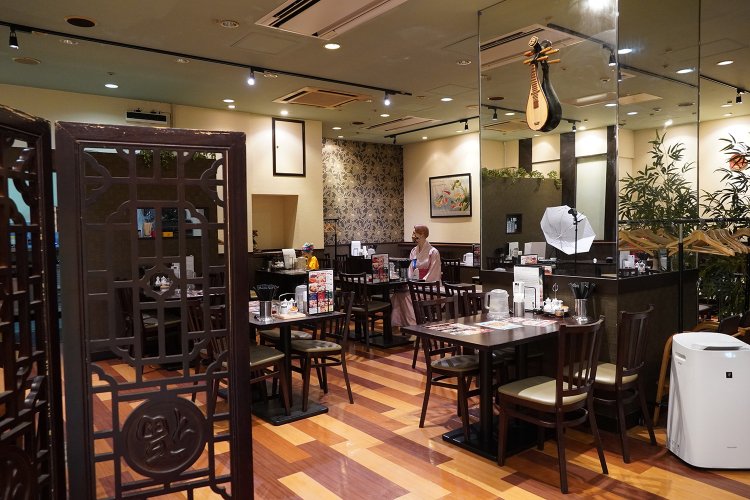 明るく広々とした店内。使用しない椅子にはマネキンが座っていた。