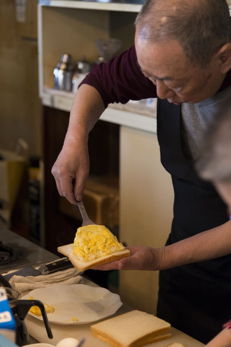 できたて熱々のたまご焼きはへらで四角く整えて挟む。
