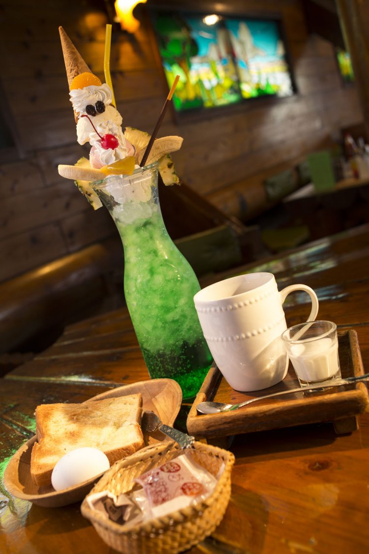 クリームソーダパフェ990円のメロンソーダは1 ℓ！