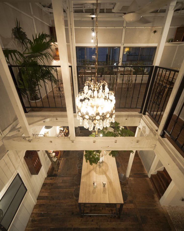 吹き抜けの天井にシャンデリアが下がる。