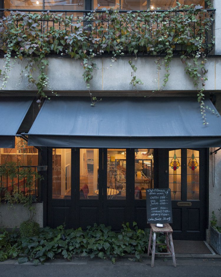 蔦（つた）がからまり、異国の雰囲気。