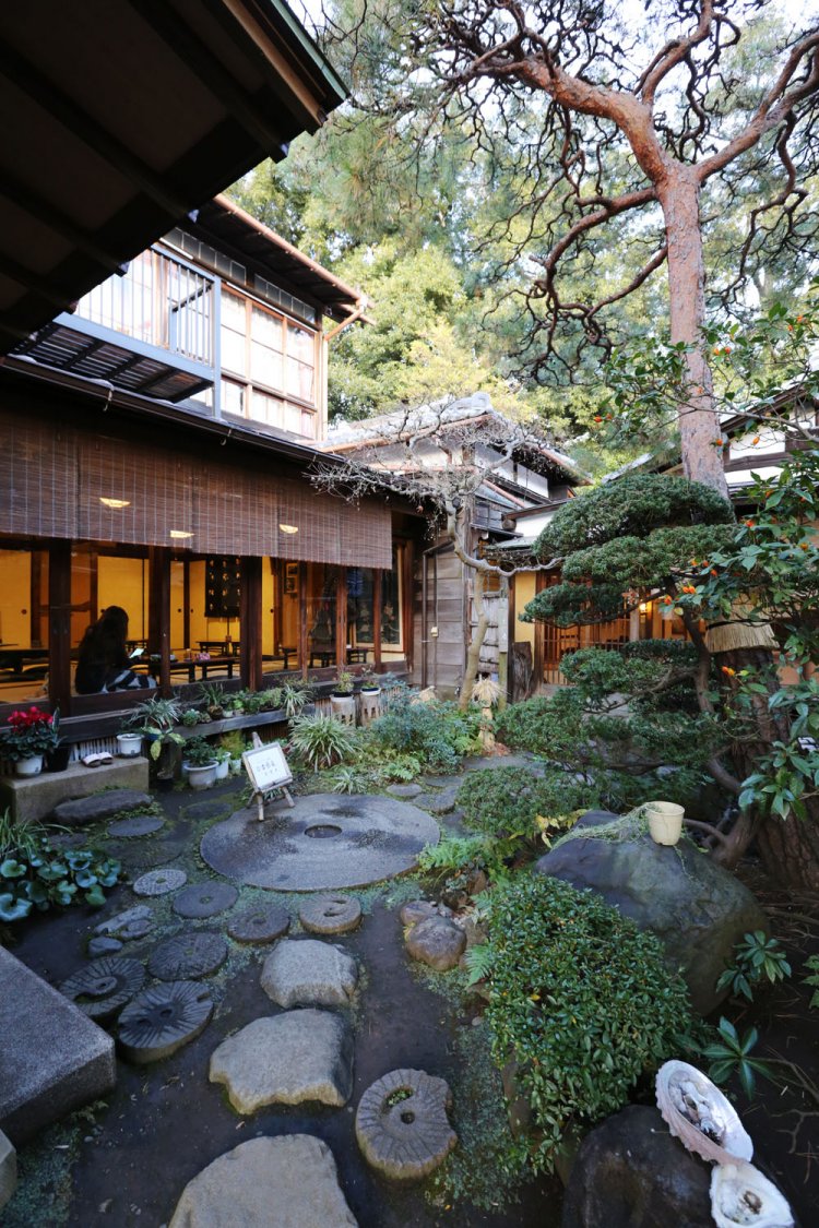 アプローチの石畳には、石臼も使用。