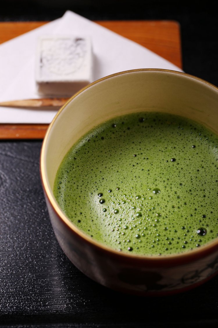 抹茶900円。この日のお茶菓子は京都の老舗『老松』の｢御所車」。外国人客が多く、品書は英文も。