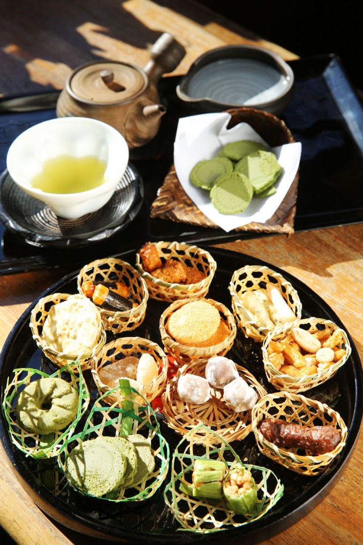 煎茶「純」600円。お茶請けは約12種類から好きなものを選ぶ。人気は抹茶煎餅。