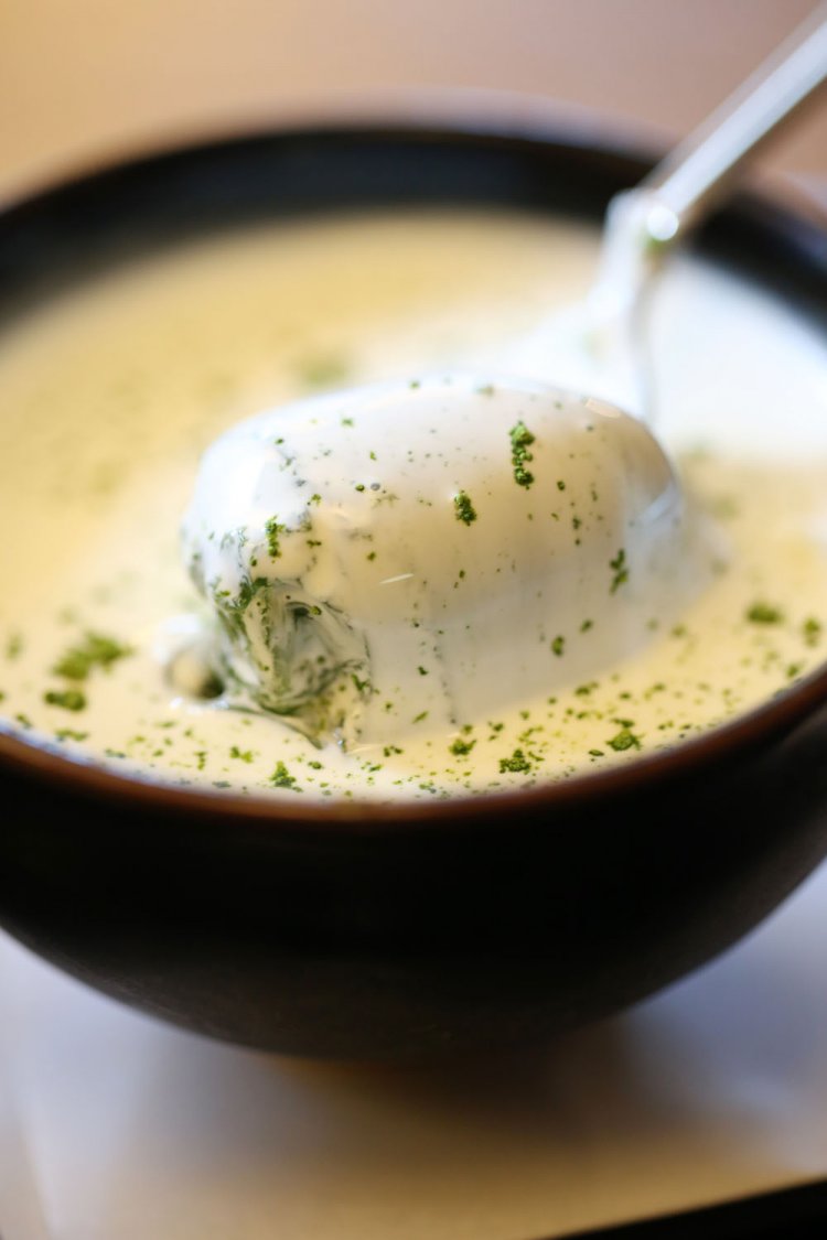 抹茶のゼリー（お番茶とセット）600円は、まるで食べる抹茶。