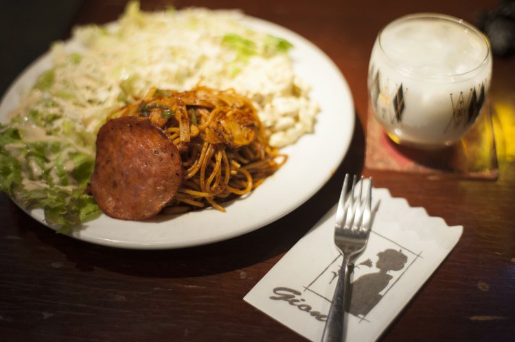 ナポリタン840円はたっぷりの野菜を煮込んだ自家製ソース。ウォッカのミルク割り550円。