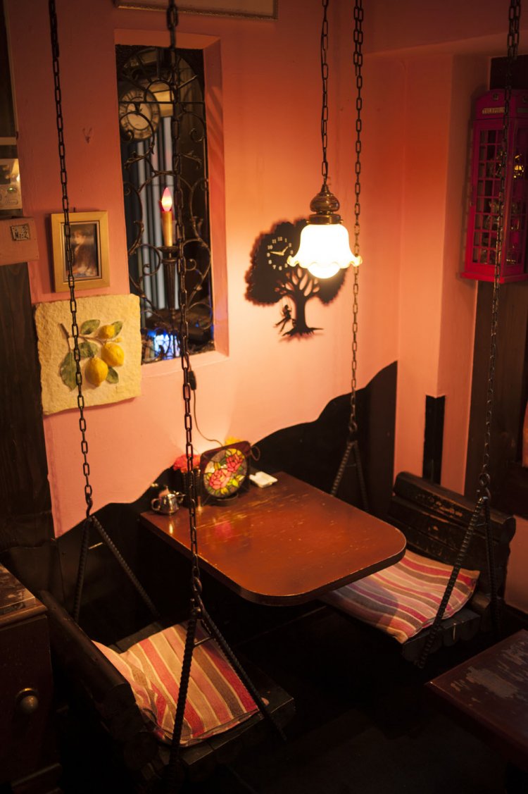 ピンク色の壁に囲まれたブランコ席。