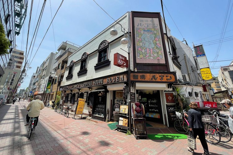 繁華街の一角に、ノスタルジックなたたずまいで存在感を放つ。1971年創業のコーヒー専門店だ。