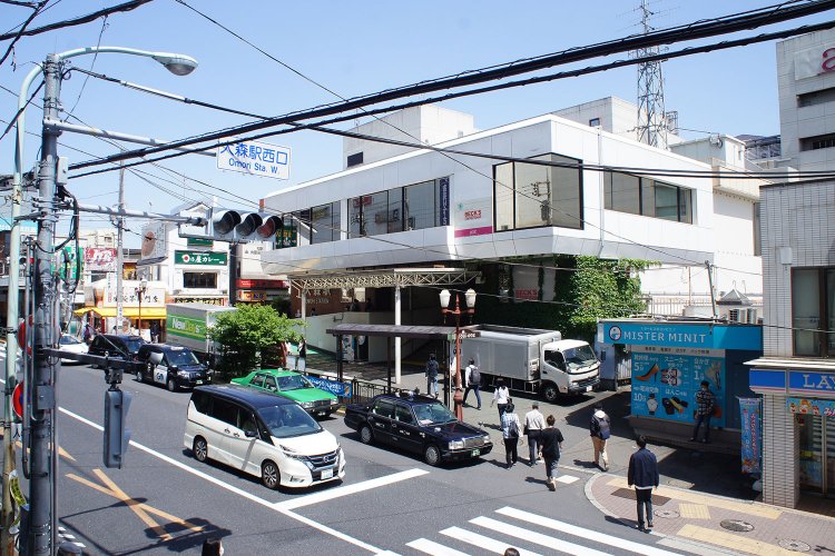 JR大森駅西口の駅前。駅前広場の前に大きな駅ビルがそびえる東口とは、がらりと印象が変わる。