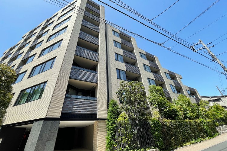 「瓦屋根は鎧タイルに、木製格子は石のルーバーにするなど、昔ながらのマテリアルを現代風にアレンジしています」と石川さん。