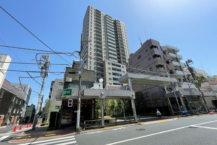 地上24階・全187邸の“タワーレジデンス”。屋上テラスも備えている。