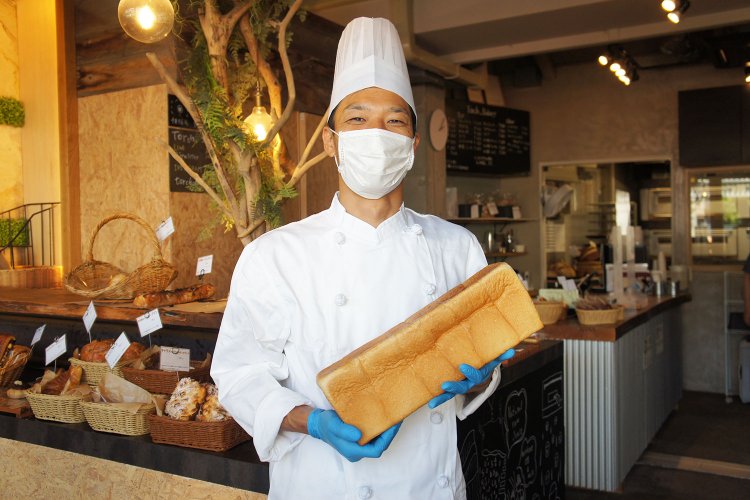 看板メニューは、国産小麦と白神山地酵母をつかった食パンの「松明」。通常より一晩長く熟成させる「湯種製法」により、もっちりとした食感に仕上がる。