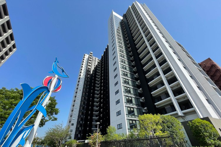 「2棟が直角に配置されており、公園を望む東向きと採光に恵まれる南向き住戸で構成されています。コンシェルジュサービスやキッズルーム、屋上のスカイデッキなど、サービス・施設も充実しています」と石川さん。