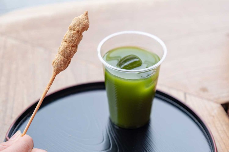 きびだんご5本350円。 冷やし抹茶150円。『浅草きびだんご　あづま』 台東区浅草1-18-1。☎03-3843-0190。