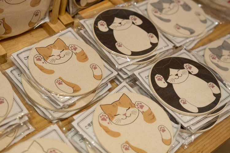 水滴をみるみる吸い取る珪藻土のコースター1600円(税抜)。