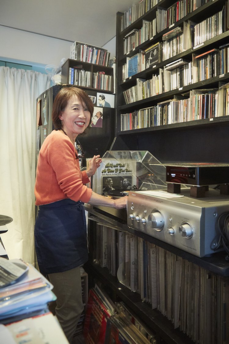 全国ジャズ喫茶巡りも実行中。『ディア・ロード』のママ酒井さん。