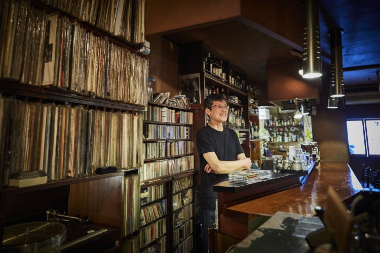 朴訥とした語り口でほほ笑む『エオンタ』店主の小林さん。