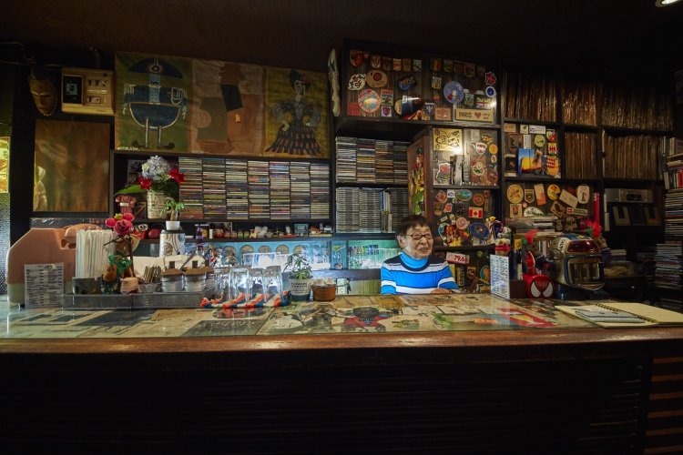 50回以上の海外旅行歴を持つ”旅の達人”でもある『ゆしま』店主・土屋さん。