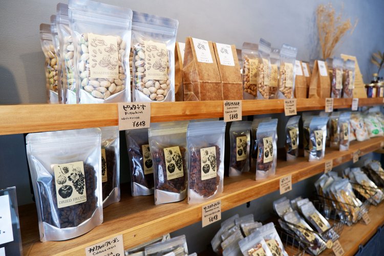 ナッツやドライフルーツも種類豊富。