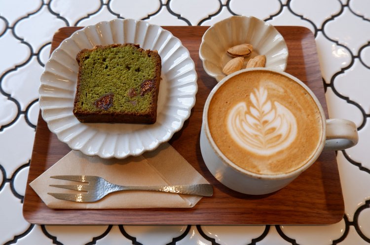 カフェラテ（ホット）550円、濃厚抹茶のケーキ270円。