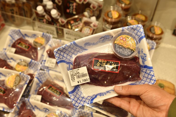 福島は赤身の馬刺しも有名。好みのニンニク味噌をつけて味わいたい。