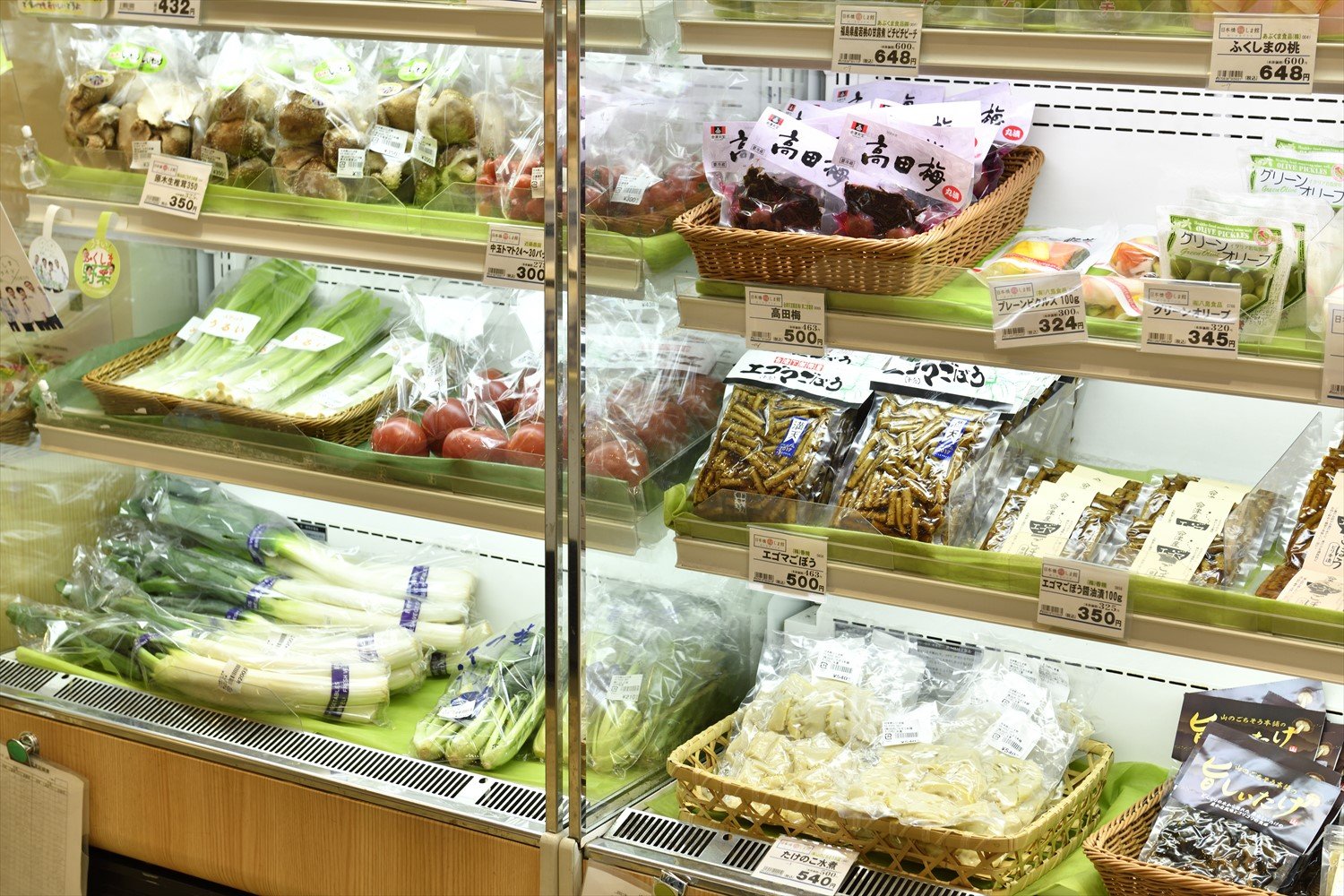産地直送の新鮮な野菜などの生鮮品も充実。地元の味を普段の料理に取り入れたい。
